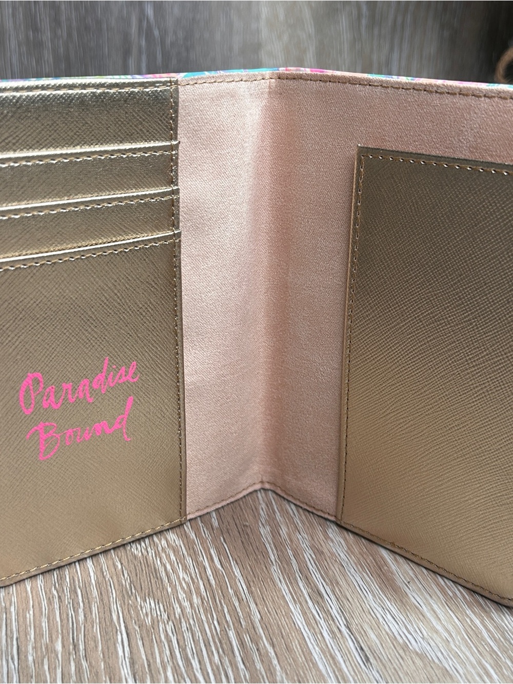 Lilly Pulitzer Passport Holder – Swizzle In Paradise Bound - Picture 2 of 6